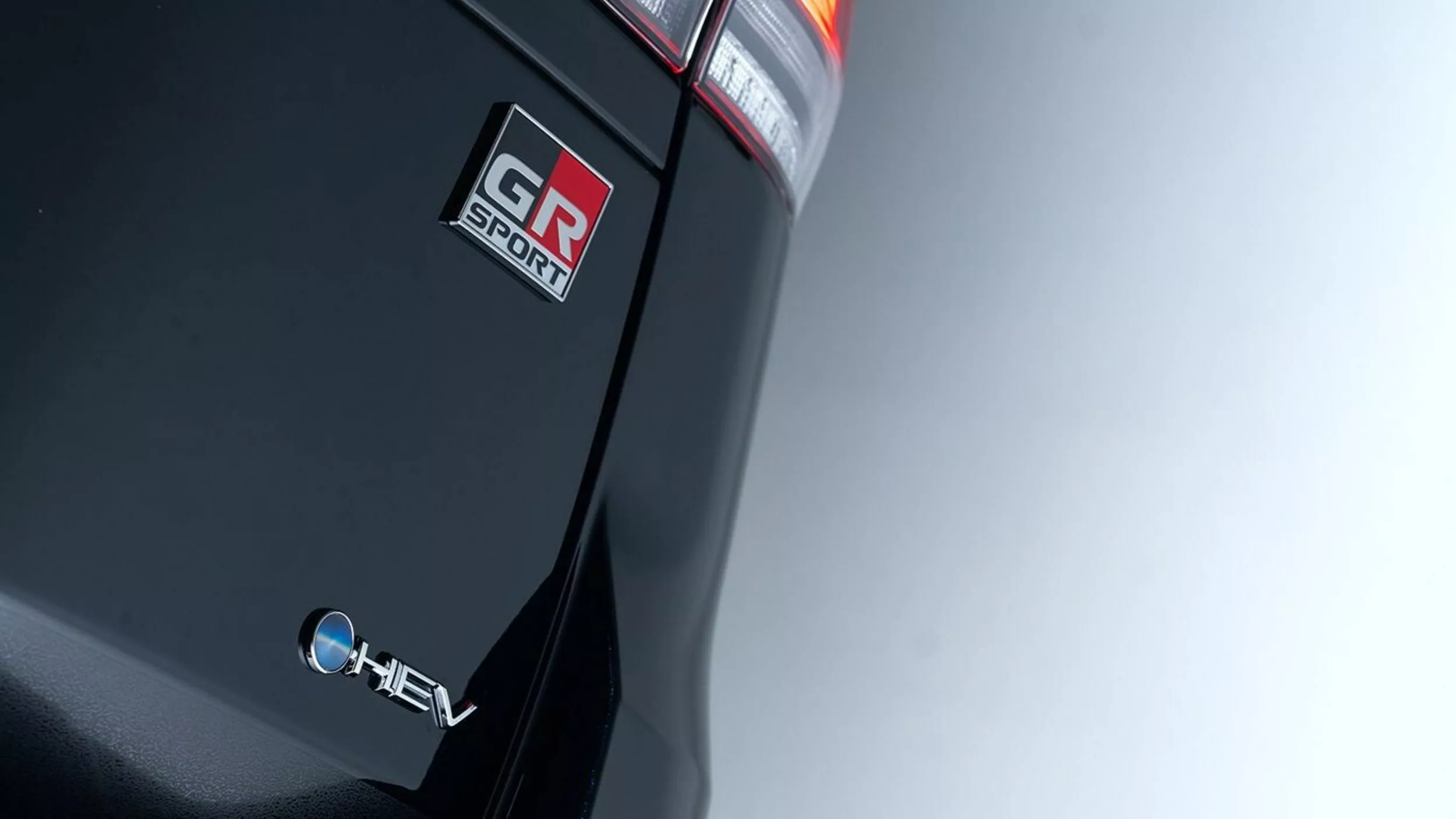 Toyota-Land-Cruiser-300-Hybrid-15.webp