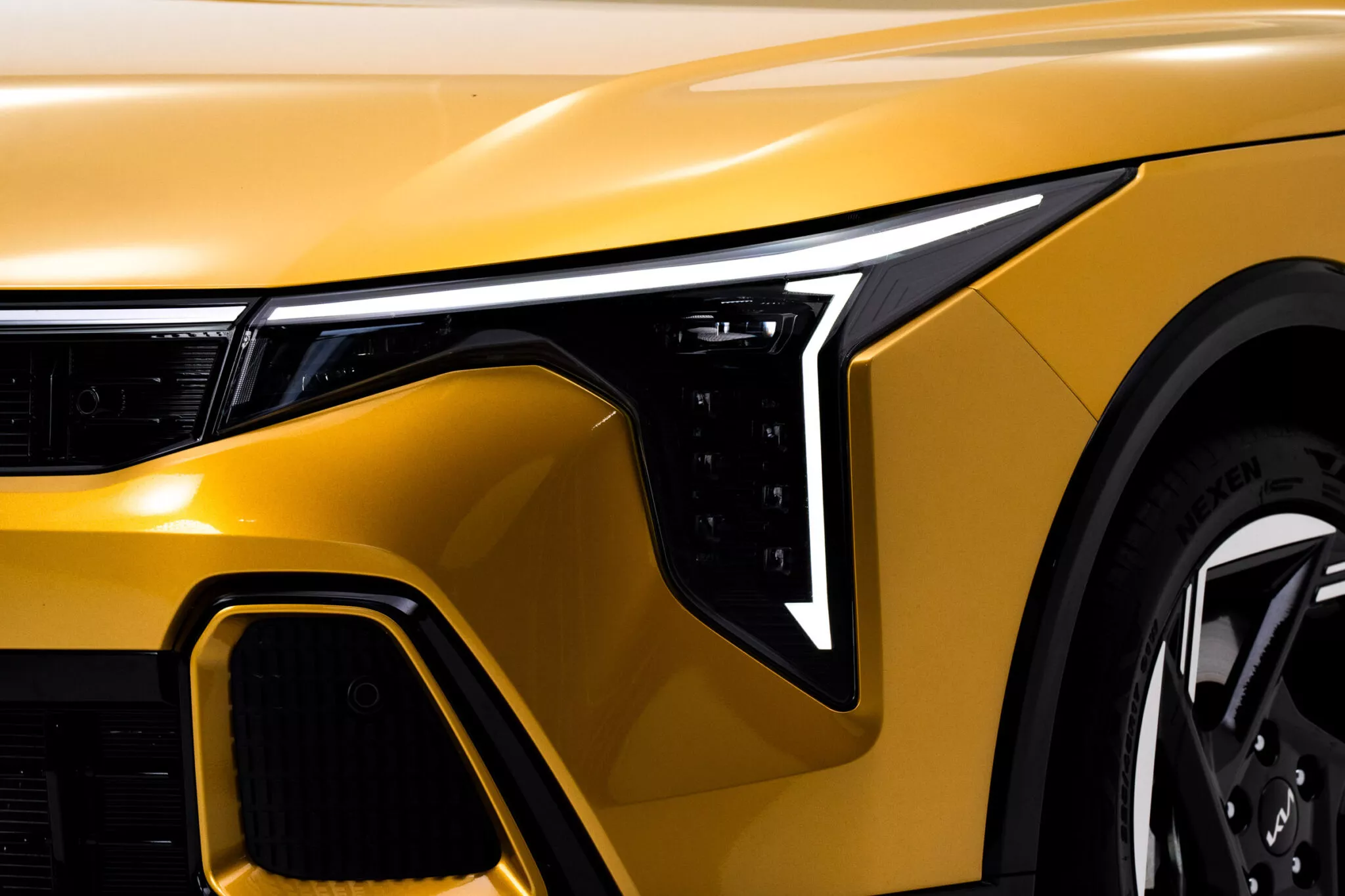 جنب سيارة كيا K4