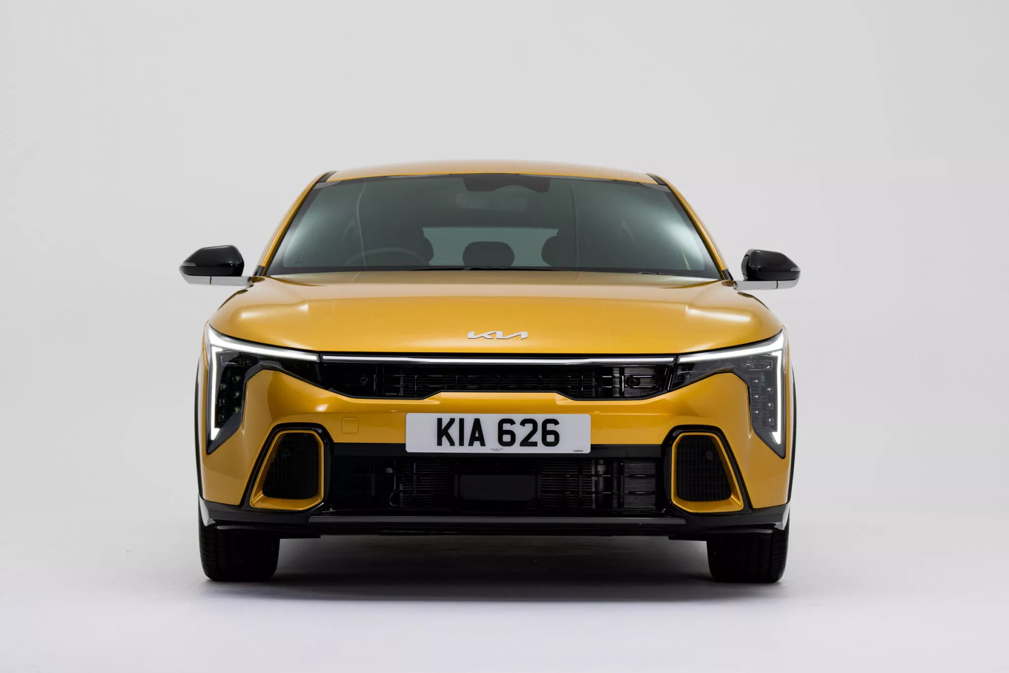 الواجهة الأمامية لسيارة كيا K4