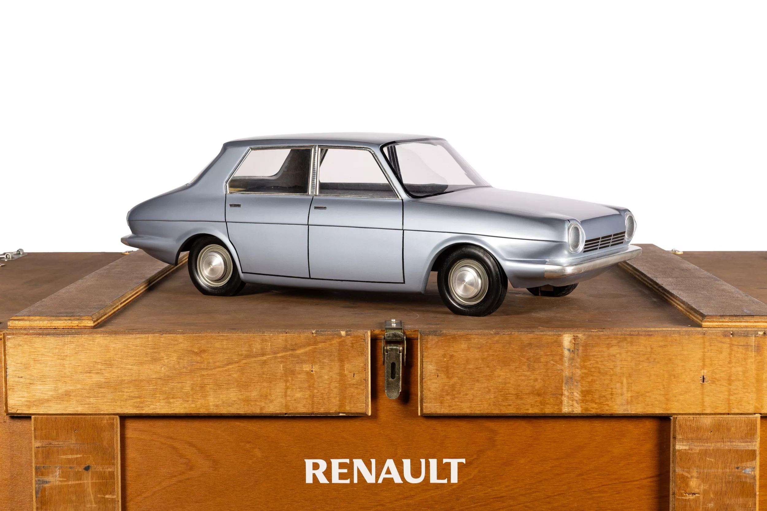 1967-Renault-R12-Study-Scale-Model-1.webp