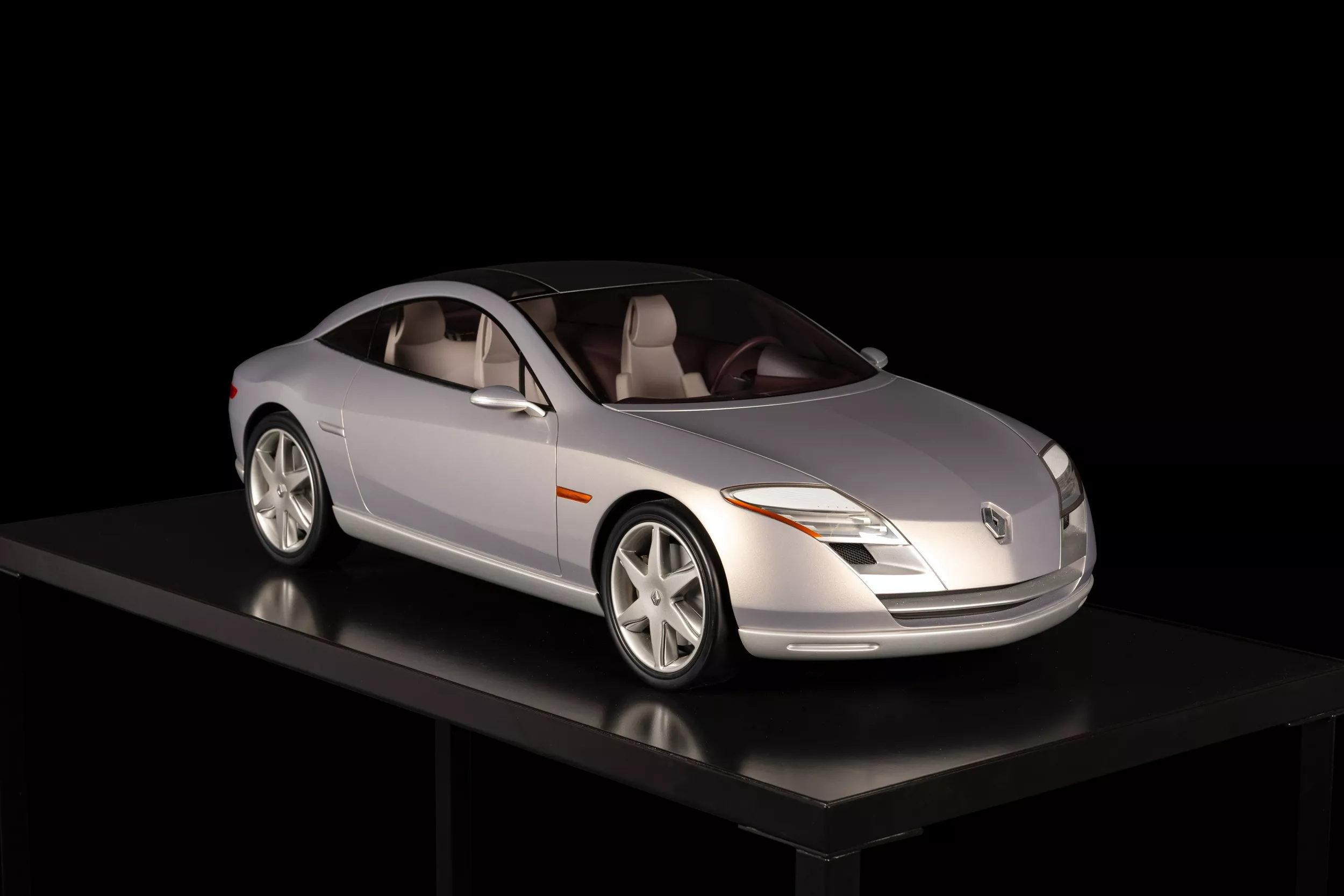 2004-Renault-Fluence-Concept-Scale-Model-4.webp