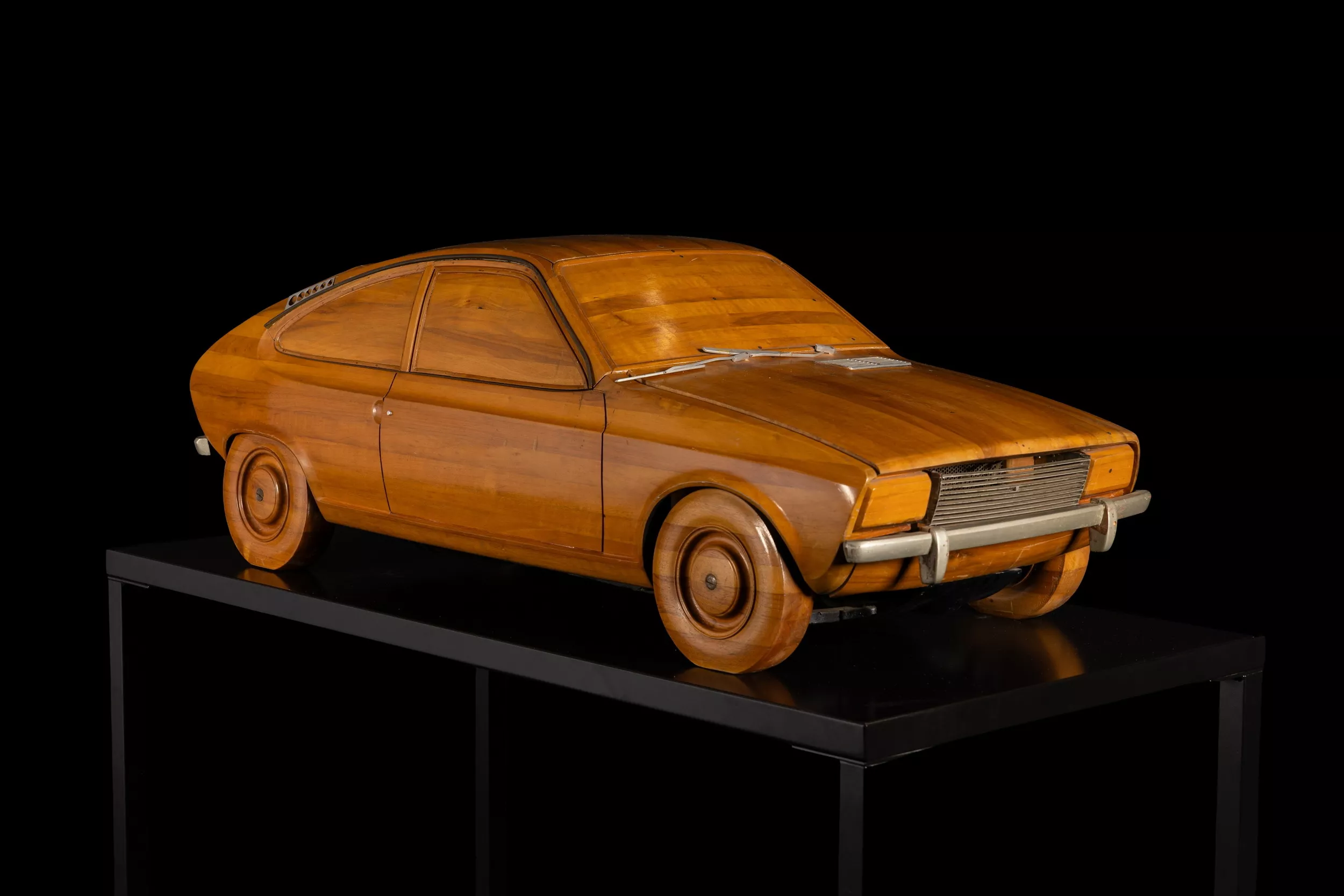 Late-1960s-Renault-coupe-aerodynamic-study-Scale-model-1.webp