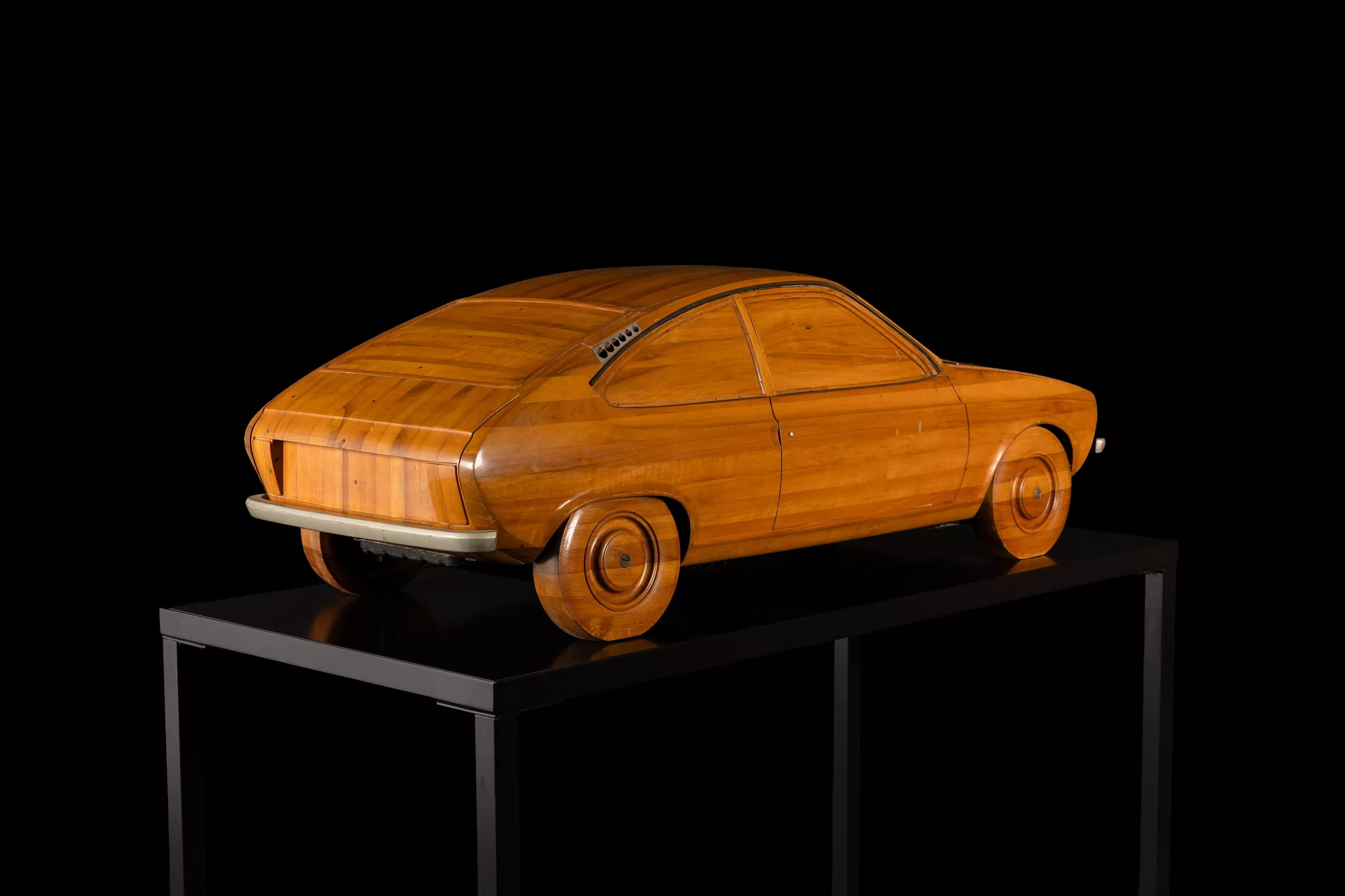 Late-1960s-Renault-coupe-aerodynamic-study-Scale-model-3.webp