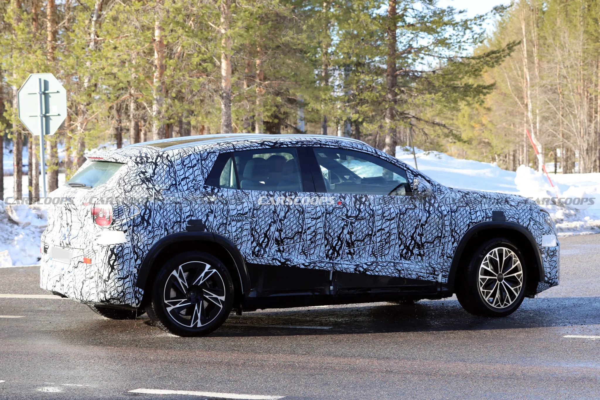 2027-Mercedes-GLA-EQ-320-13-2048x1366.we