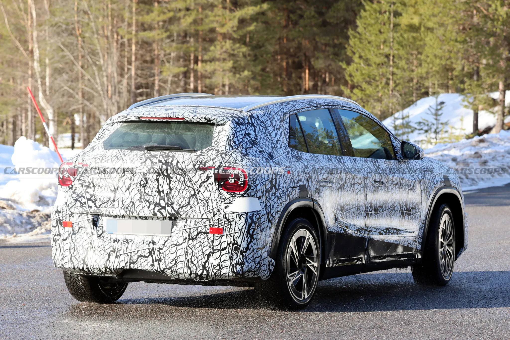 2027-Mercedes-GLA-EQ-320-15-2048x1366.we