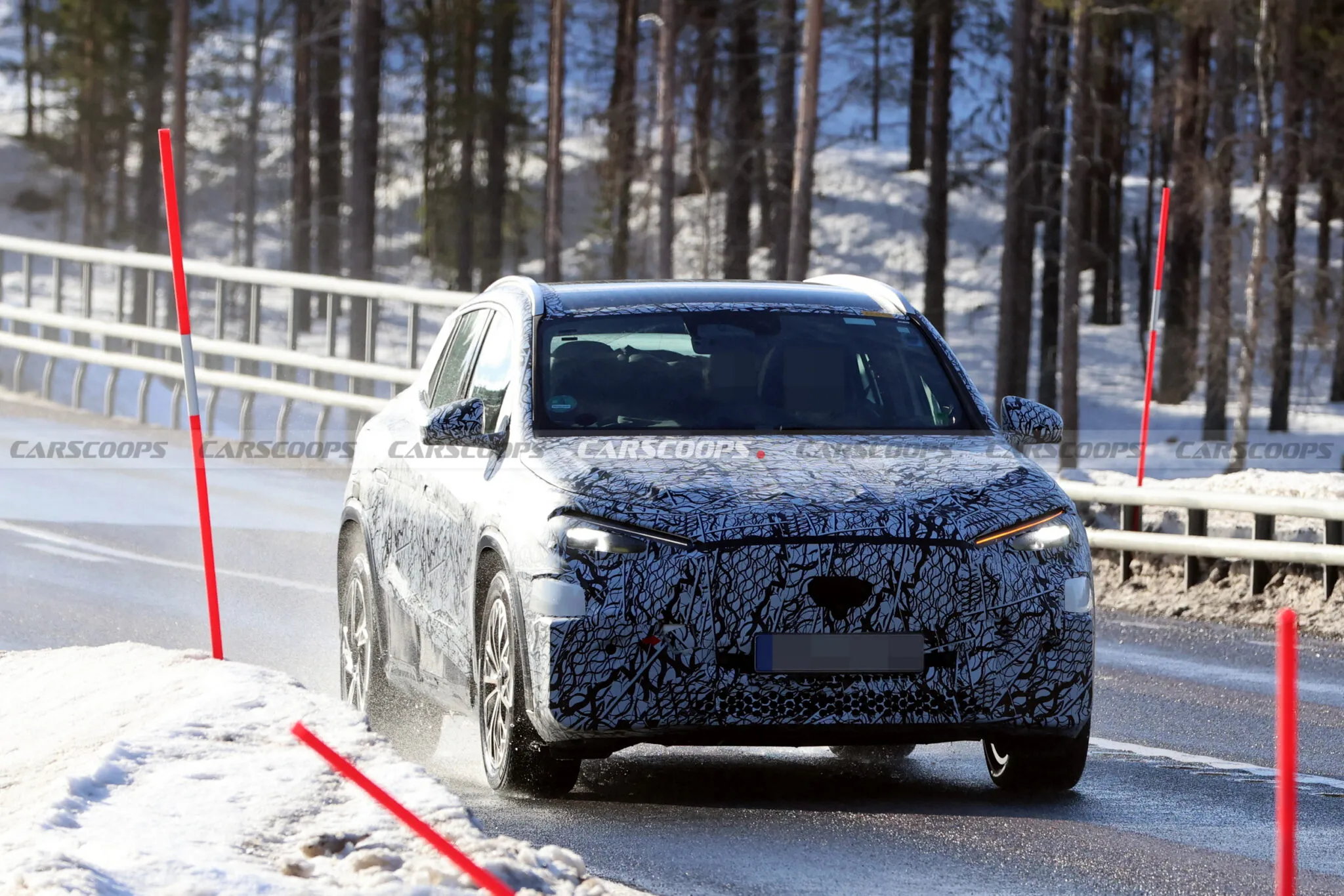 2027-Mercedes-GLA-EQ-320-4-2048x1366.web