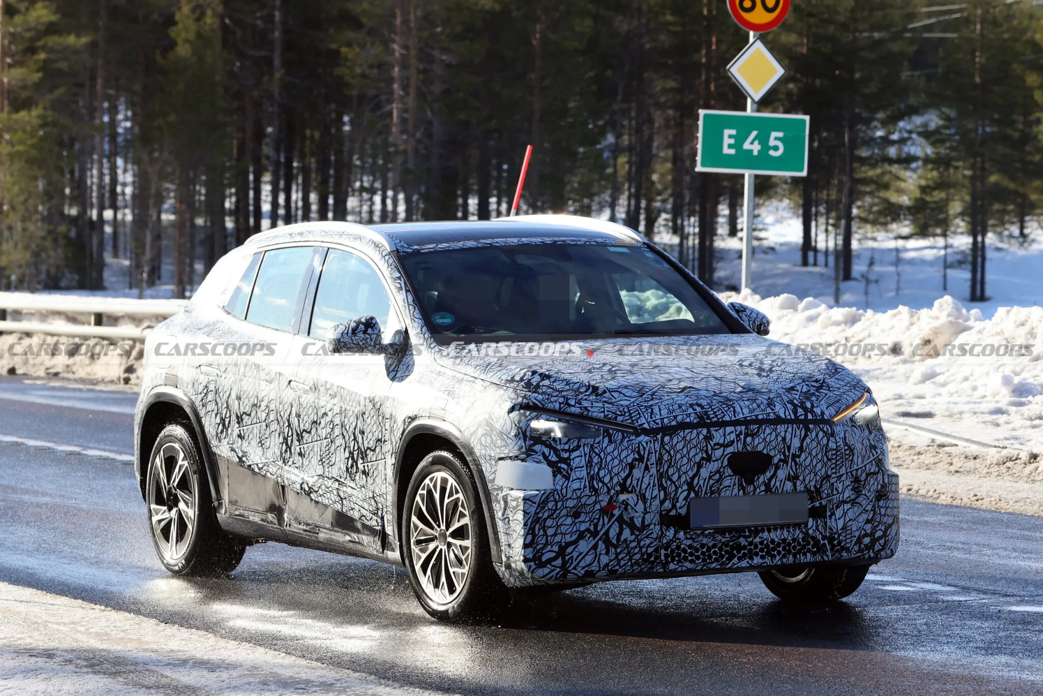 2027-Mercedes-GLA-EQ-320-7-2048x1366.web