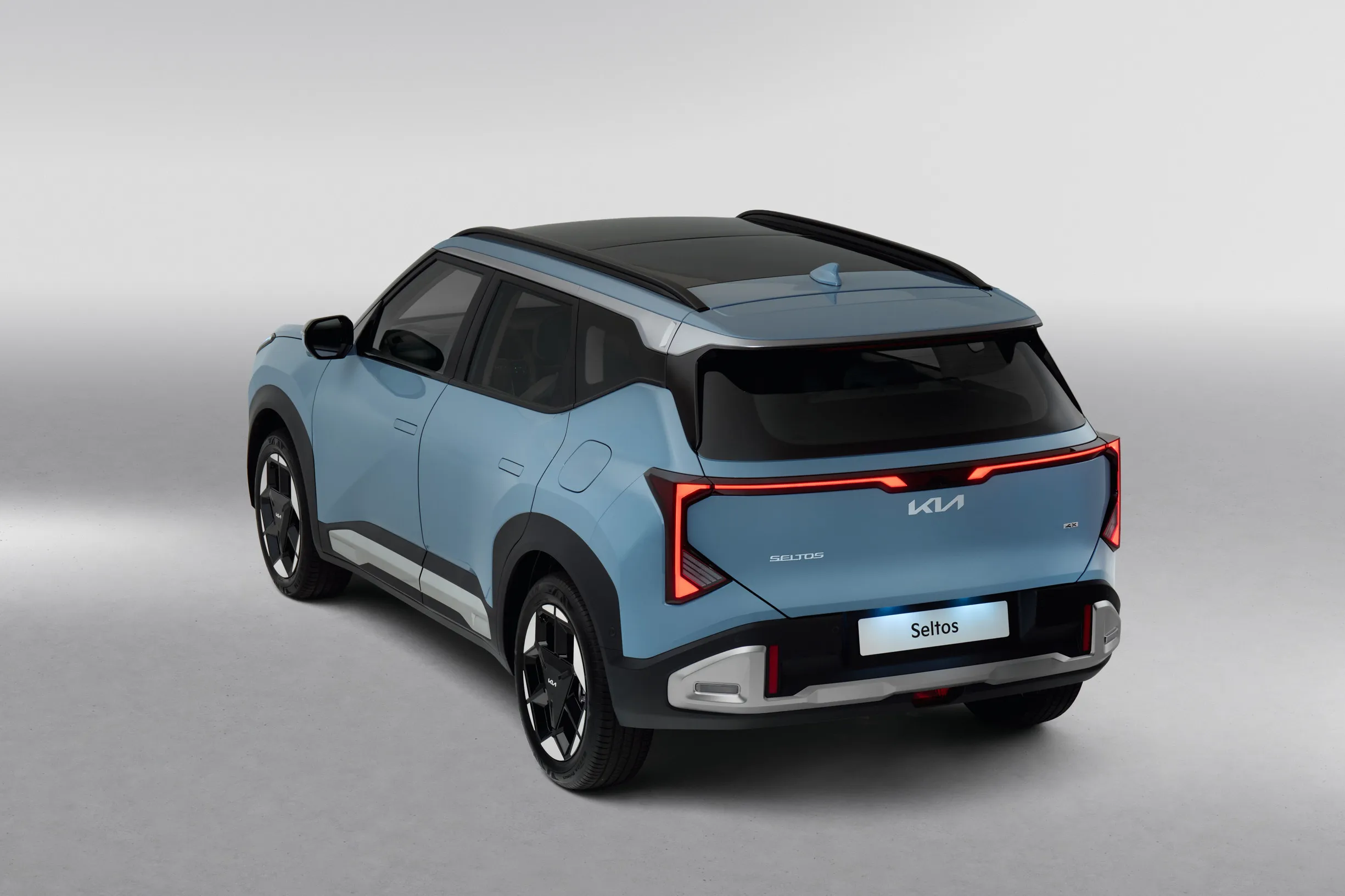 Kia Seltos, вид сзади три четверти