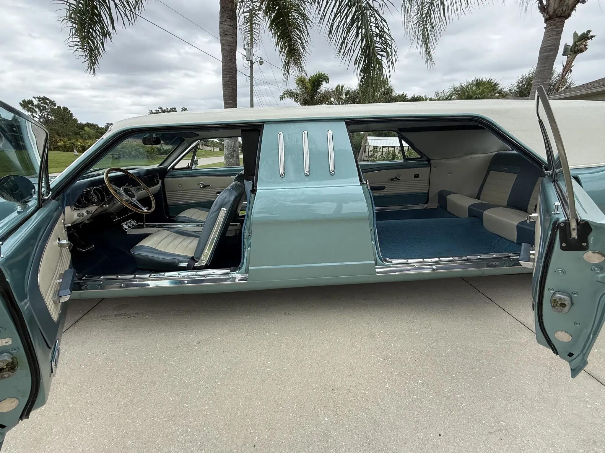 Восьмерка Seat 1966 Mustang с задними дверями, сделанными из передних дверей, поступает на рынок