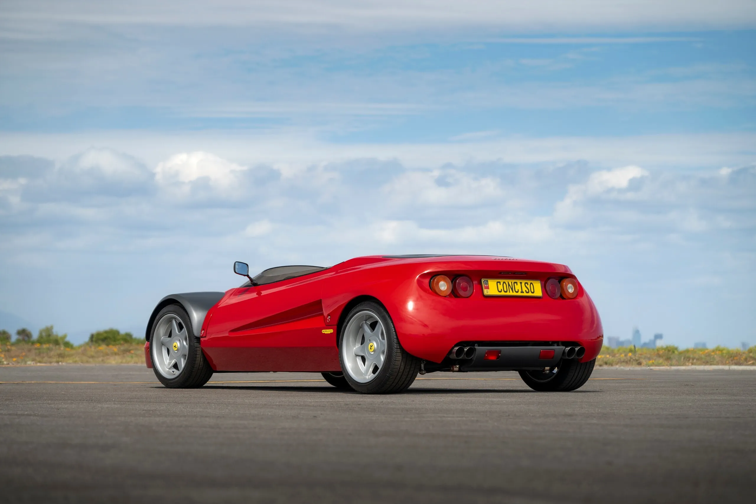 Ferrari You Никогда бы не узнал, что весит меньше Mazda MX-5 Miata