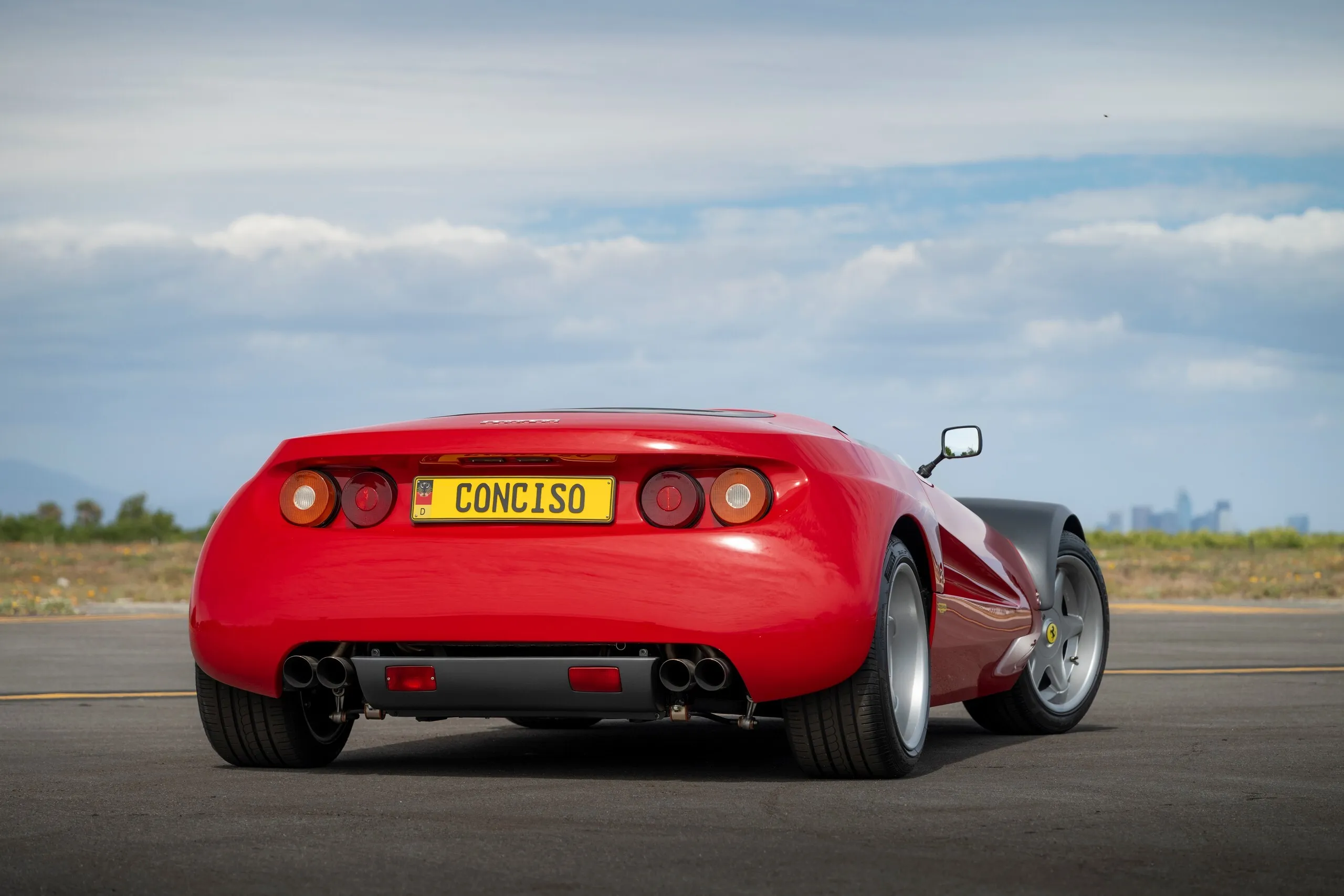 Ferrari You Никогда бы не узнал, что весит меньше Mazda MX-5 Miata