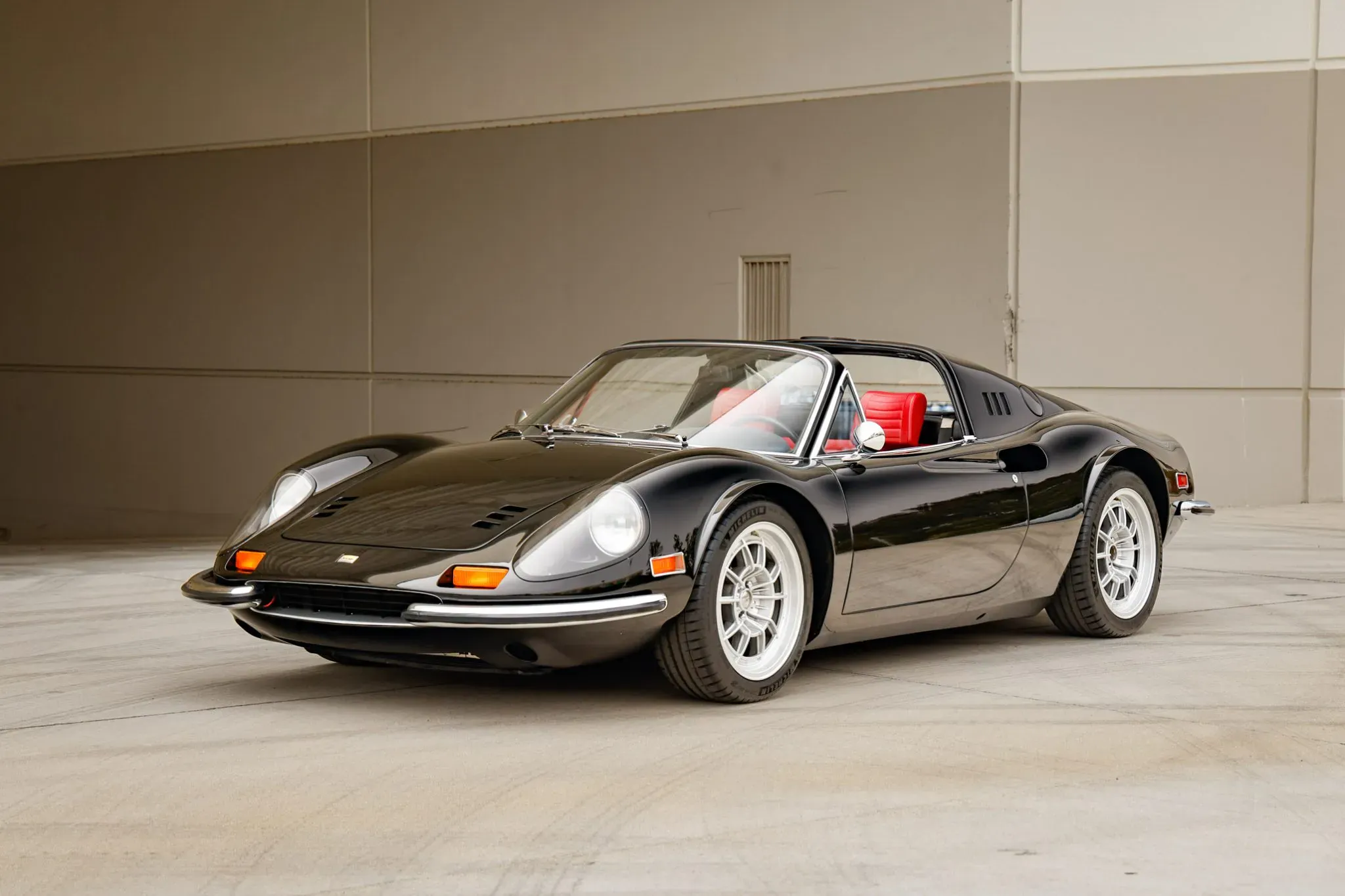 Ferrari Dino отказался от своего оригинального V6 в пользу V8 — и теперь он продается на аукционе за 800 000 долларов.