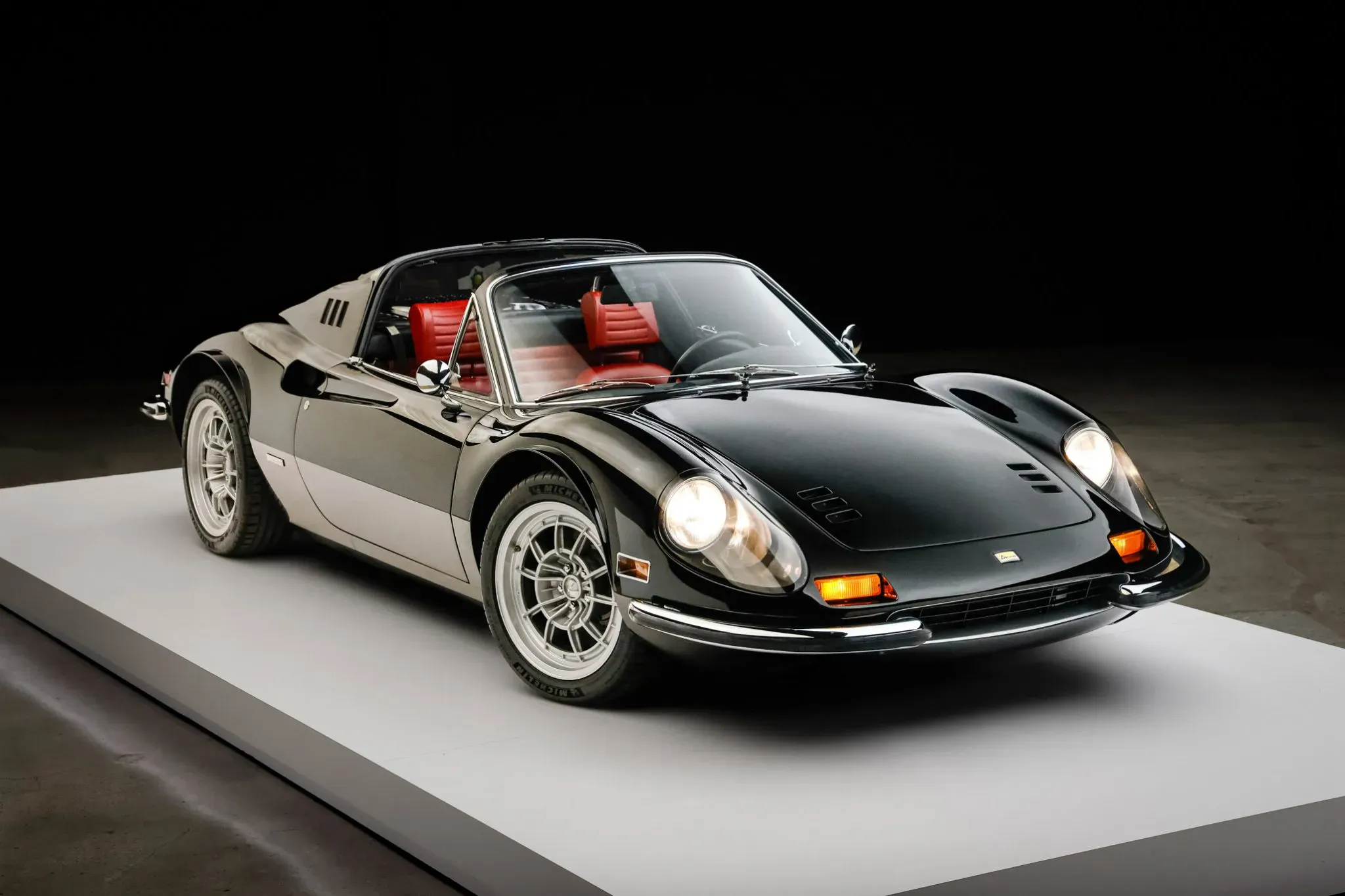 Dino на Ferrari заряза своя оригинален V6 за V8 – и сега надхвърля 800 000 долара на търг