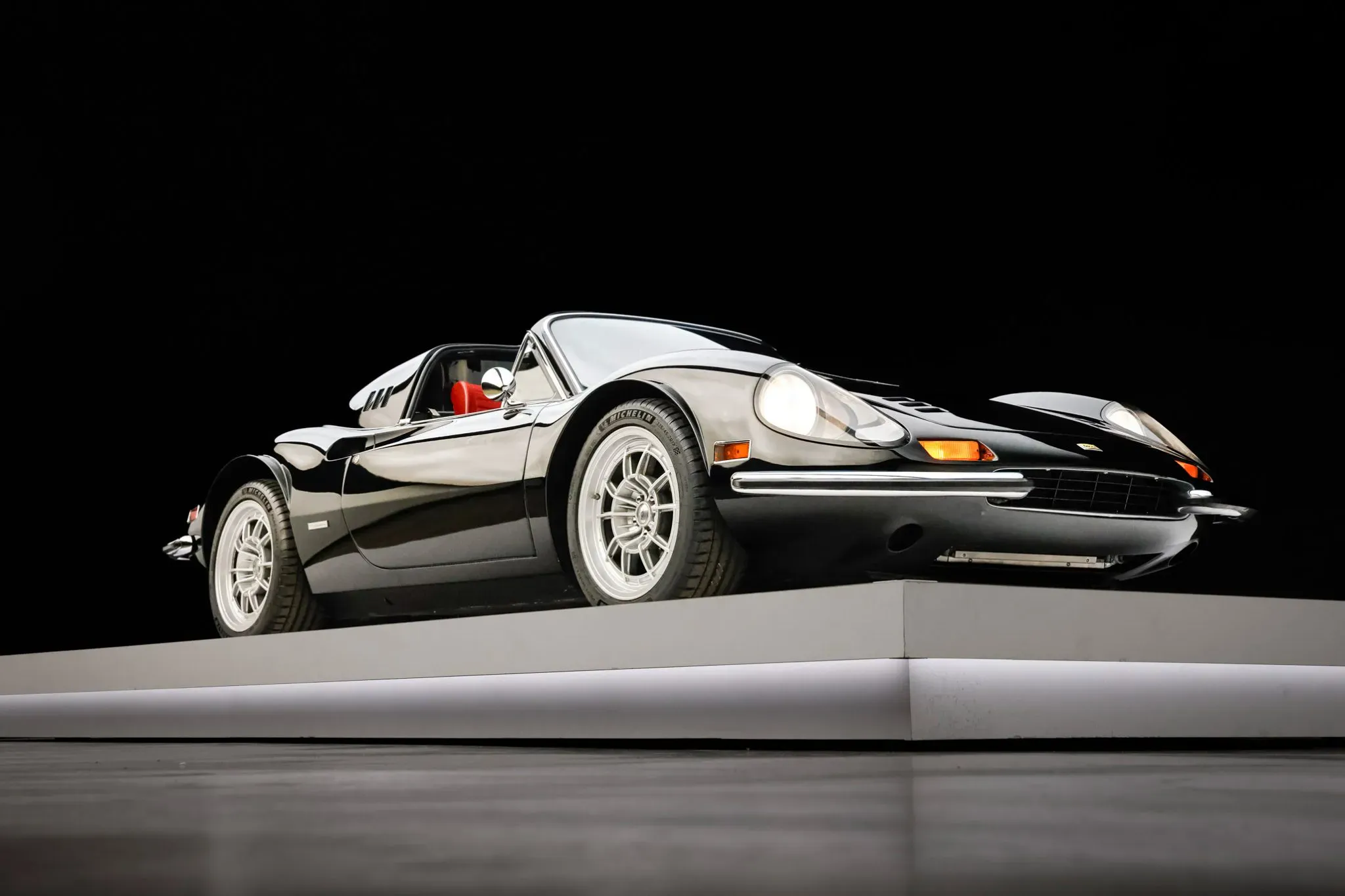 Dino на Ferrari заряза своя оригинален V6 за V8 – и сега надхвърля 800 000 долара на търг