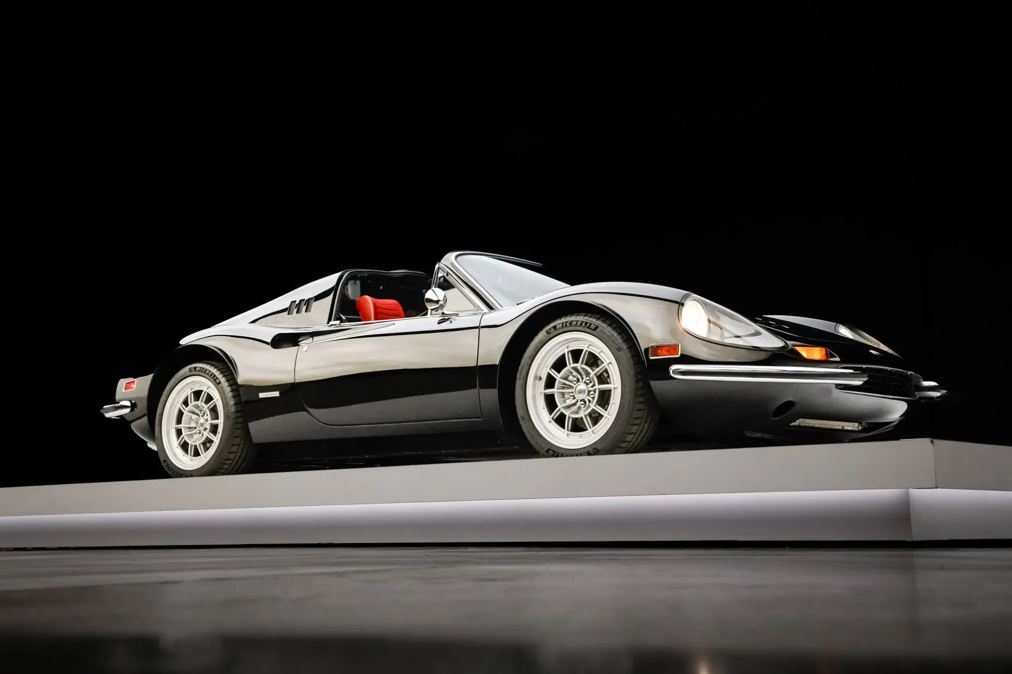Ferrari Dino отказался от своего оригинального V6 в пользу V8 — и теперь он продается на аукционе за 800 000 долларов.
