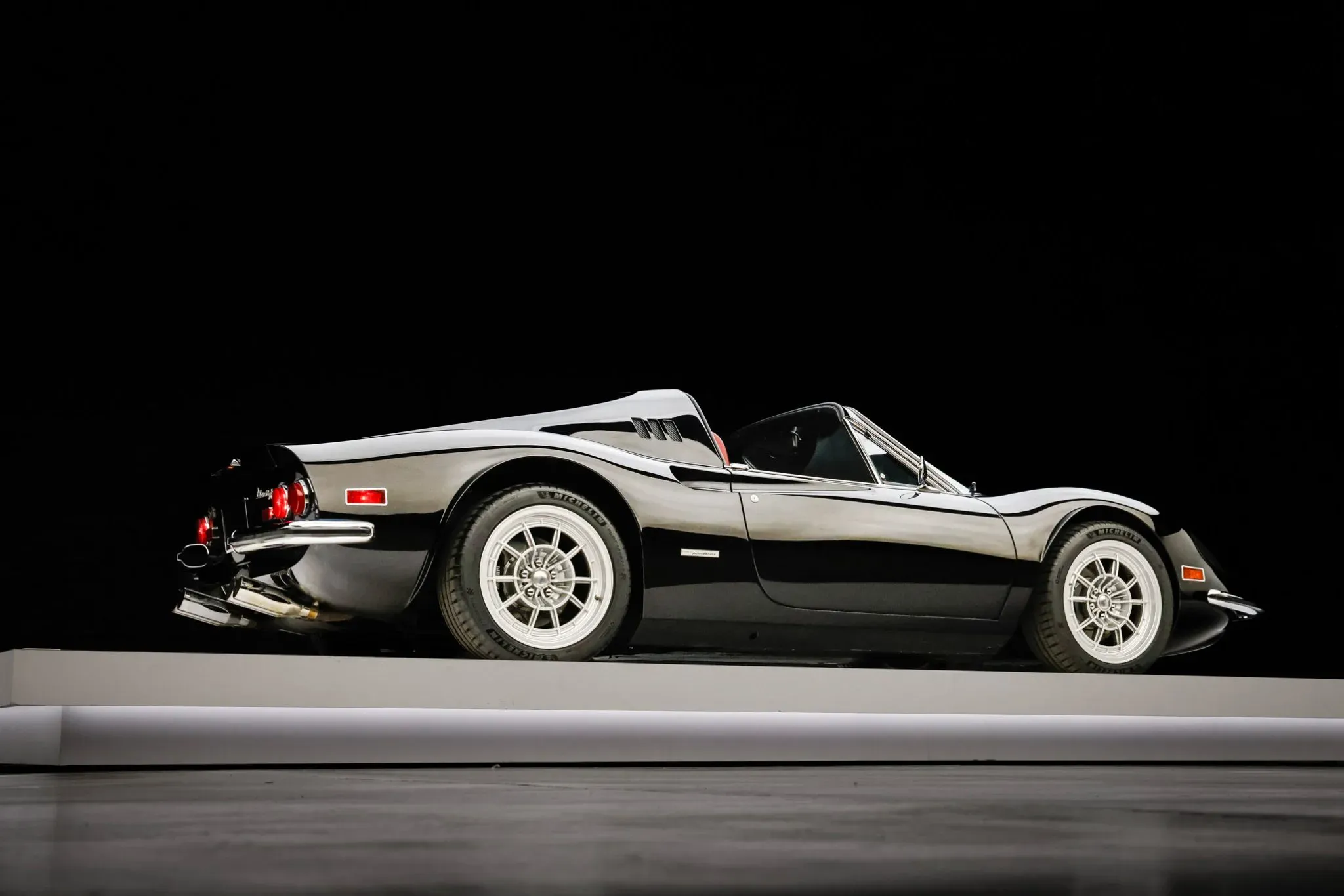 Ferrari Dino отказался от своего оригинального V6 в пользу V8 — и теперь он продается на аукционе за 800 000 долларов.