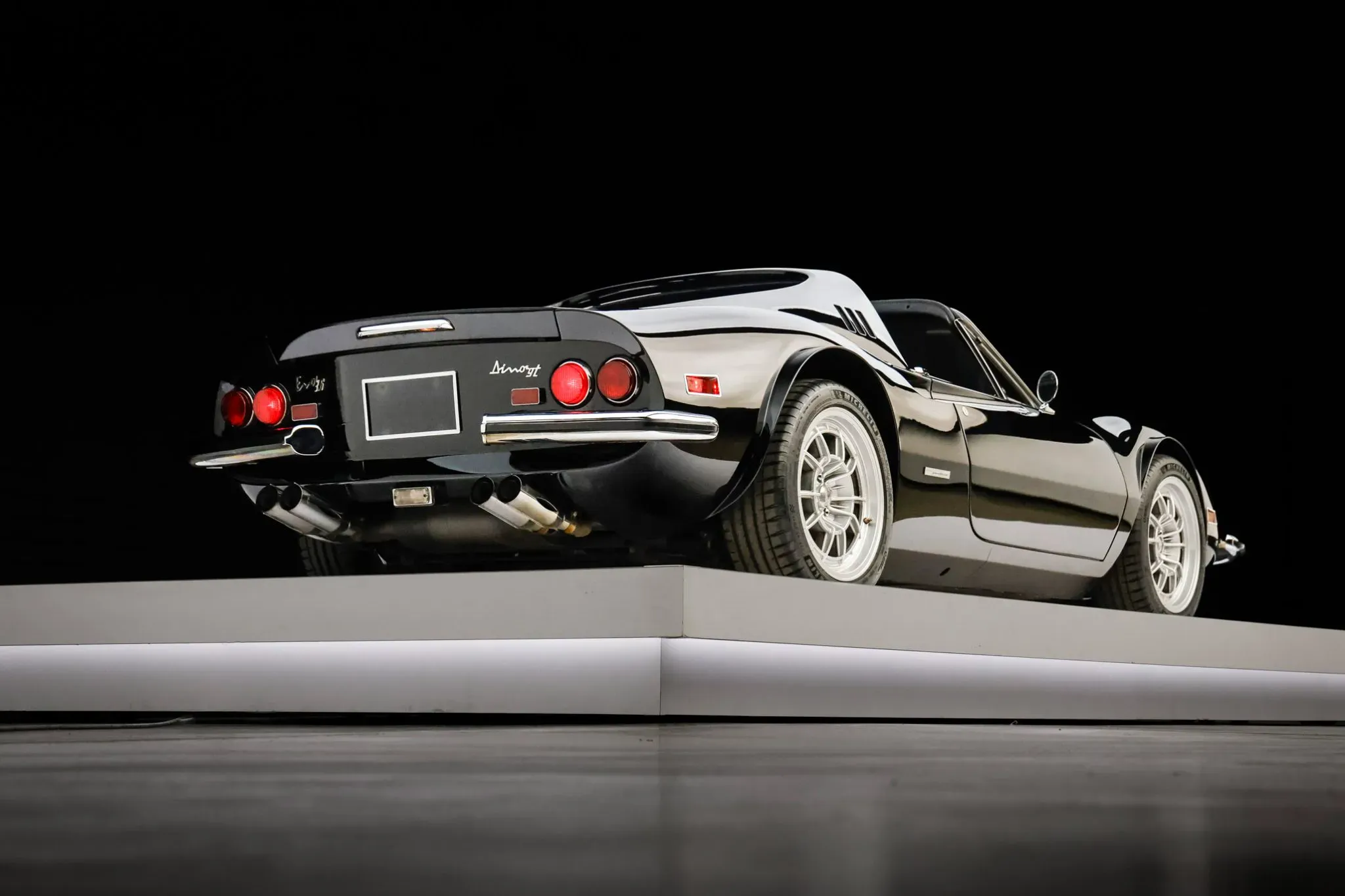 Ferrari Dino отказался от своего оригинального V6 в пользу V8 — и теперь он продается на аукционе за 800 000 долларов.