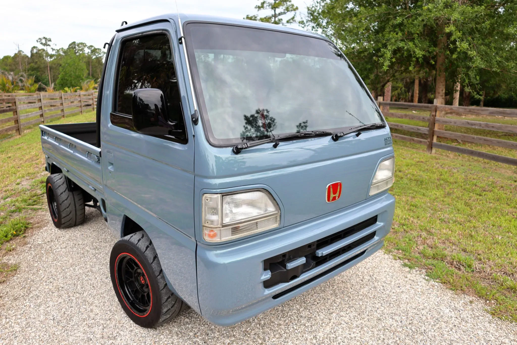 Honda Самый крошечный кей-звукосниматель компании 55 mph достигает максимума, но он обут в гоночную резину