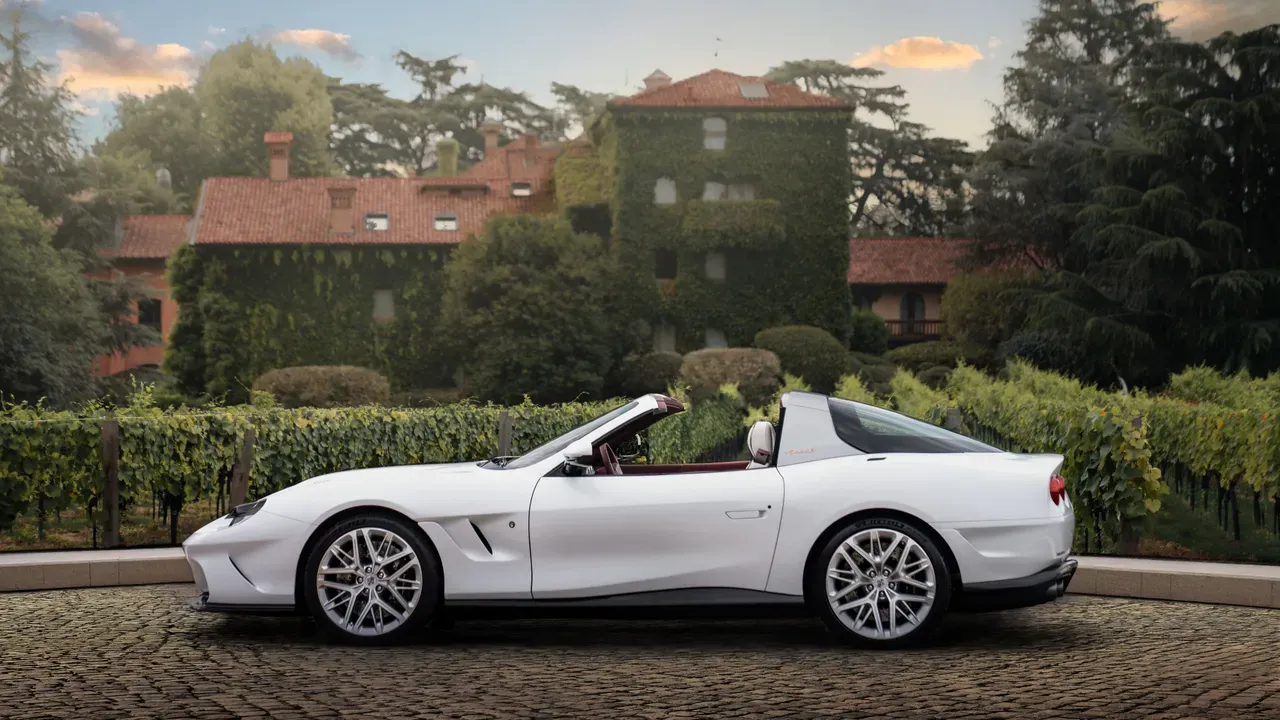 Touring-Superleggera-V12Veloce-Aperta-15