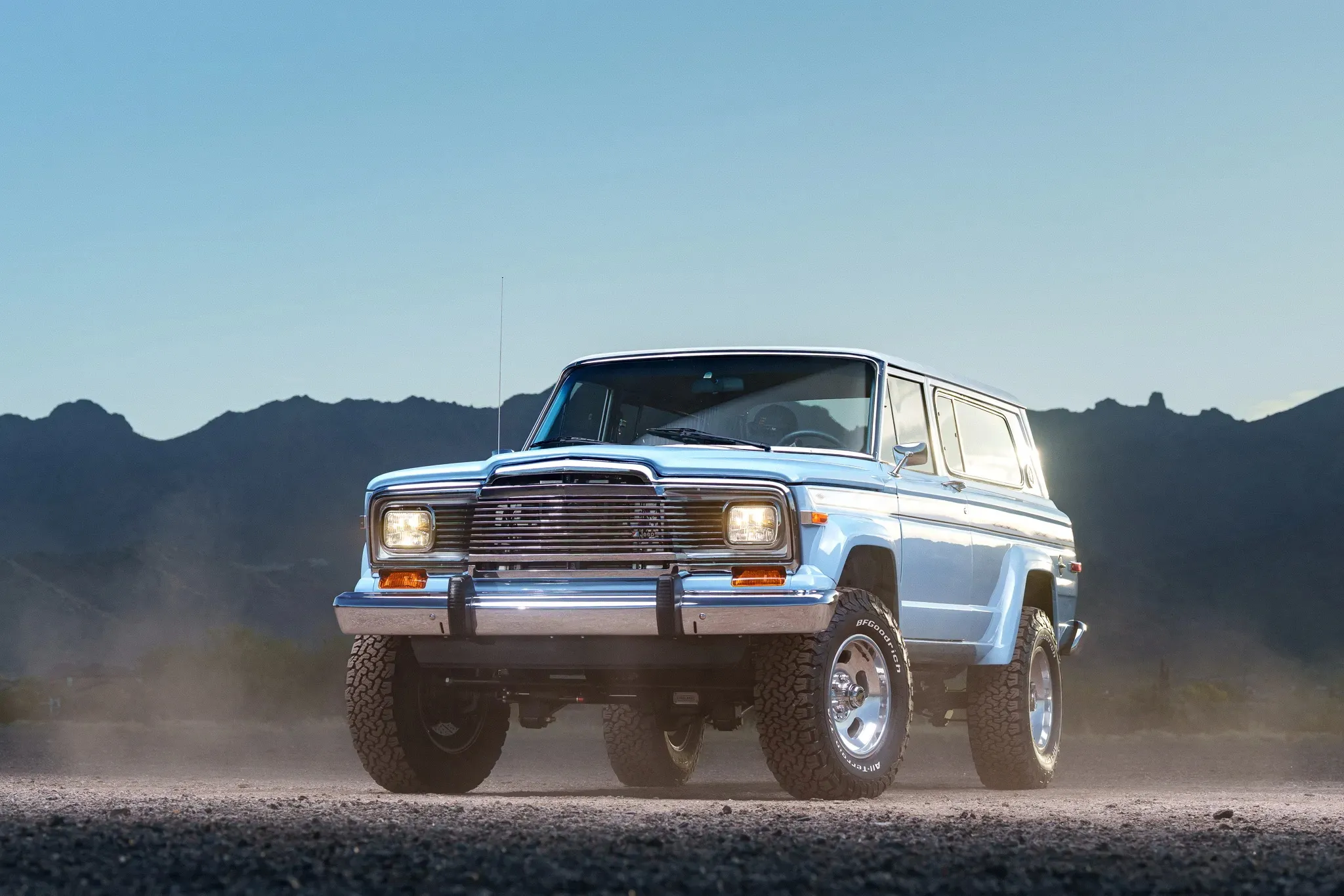 Это 1979 Jeep Cherokee Looks Stock, затем вы найдете V10 мощностью 825 л.с.