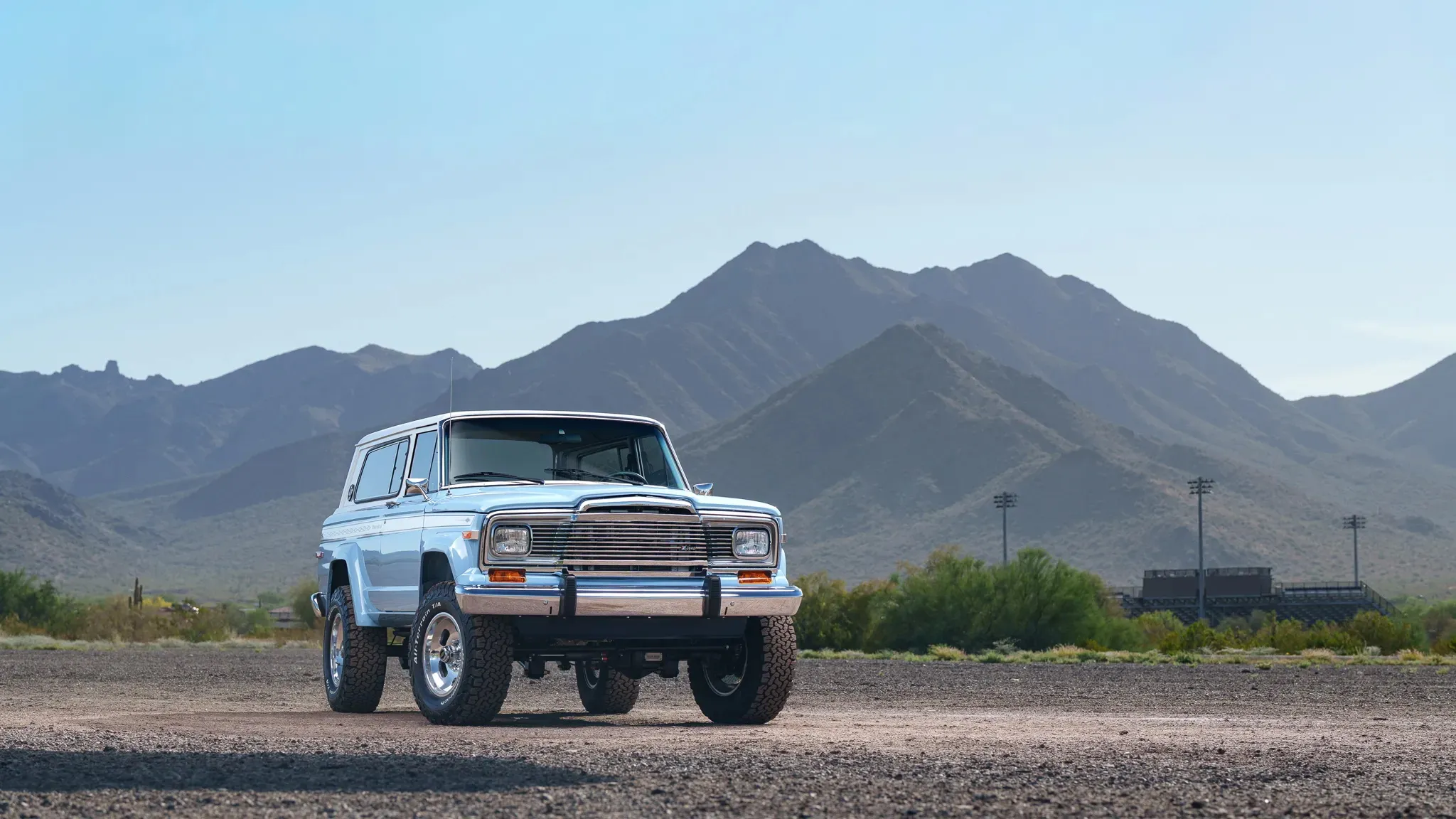 Это 1979 Jeep Cherokee Looks Stock, затем вы найдете V10 мощностью 825 л.с.