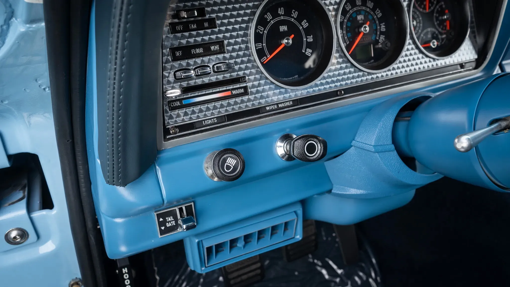Это 1979 Jeep Cherokee Looks Stock, затем вы найдете V10 мощностью 825 л.с.