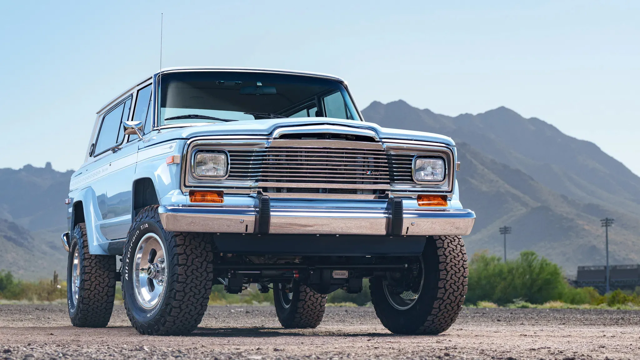 Это 1979 Jeep Cherokee Looks Stock, затем вы найдете V10 мощностью 825 л.с.