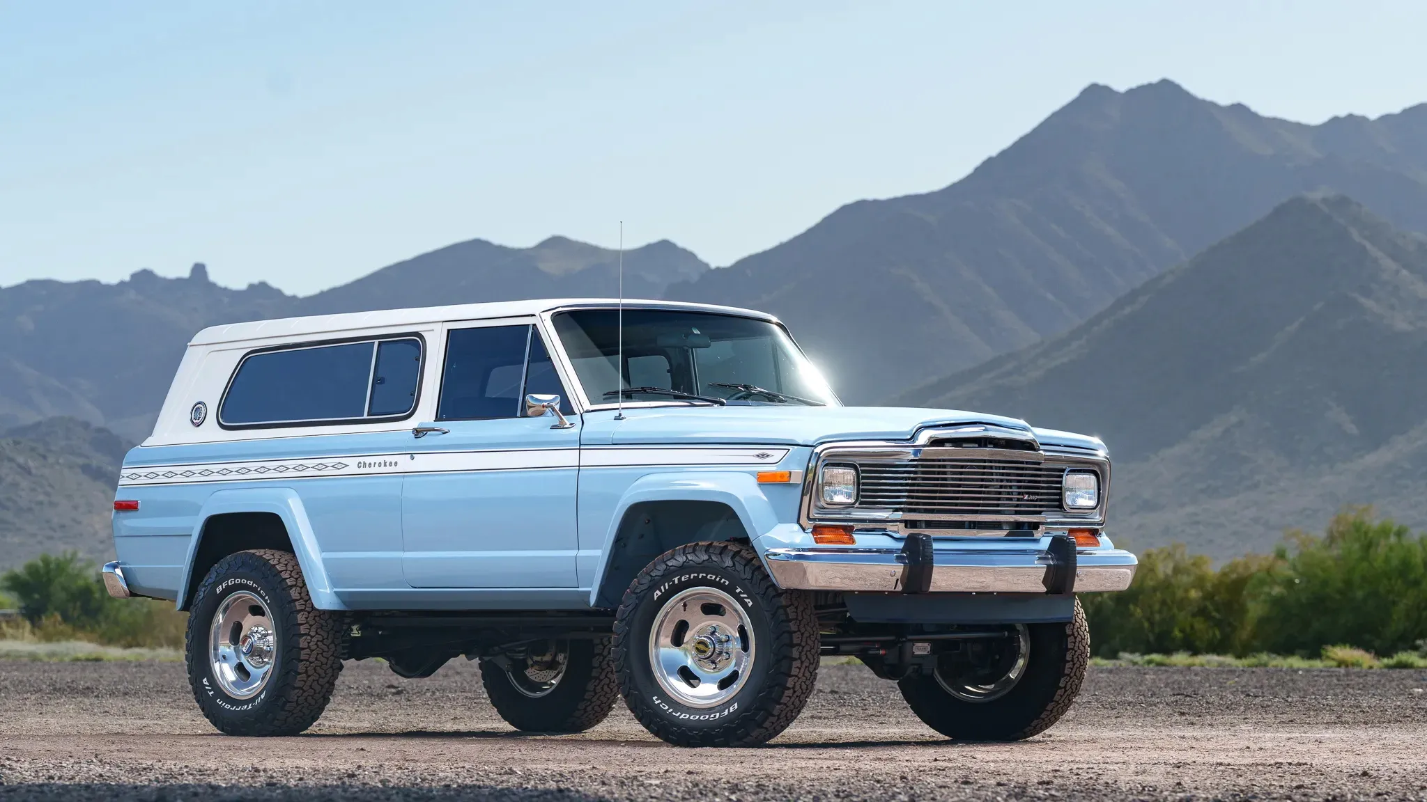 Это 1979 Jeep Cherokee Looks Stock, затем вы найдете V10 мощностью 825 л.с.