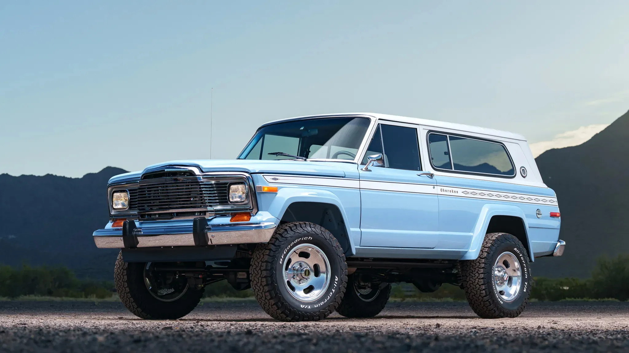 Это 1979 Jeep Cherokee Looks Stock, затем вы найдете V10 мощностью 825 л.с.