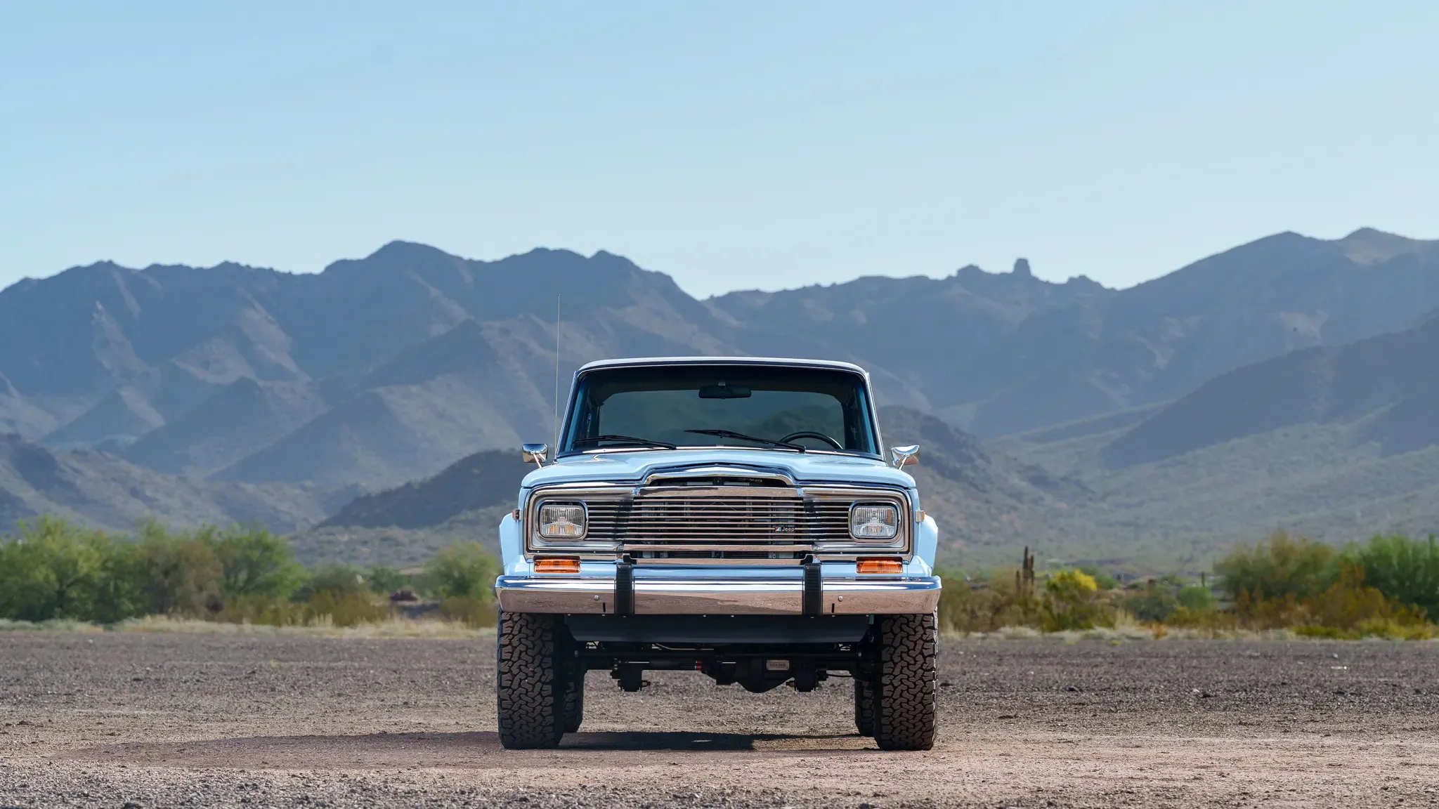 Это 1979 Jeep Cherokee Looks Stock, затем вы найдете V10 мощностью 825 л.с.