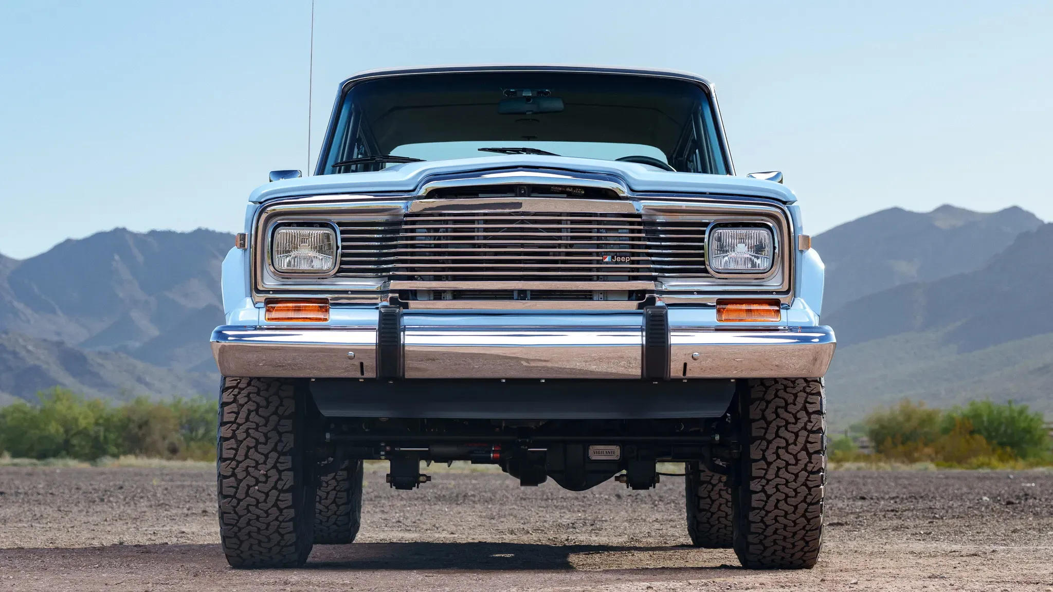 Это 1979 Jeep Cherokee Looks Stock, затем вы найдете V10 мощностью 825 л.с.