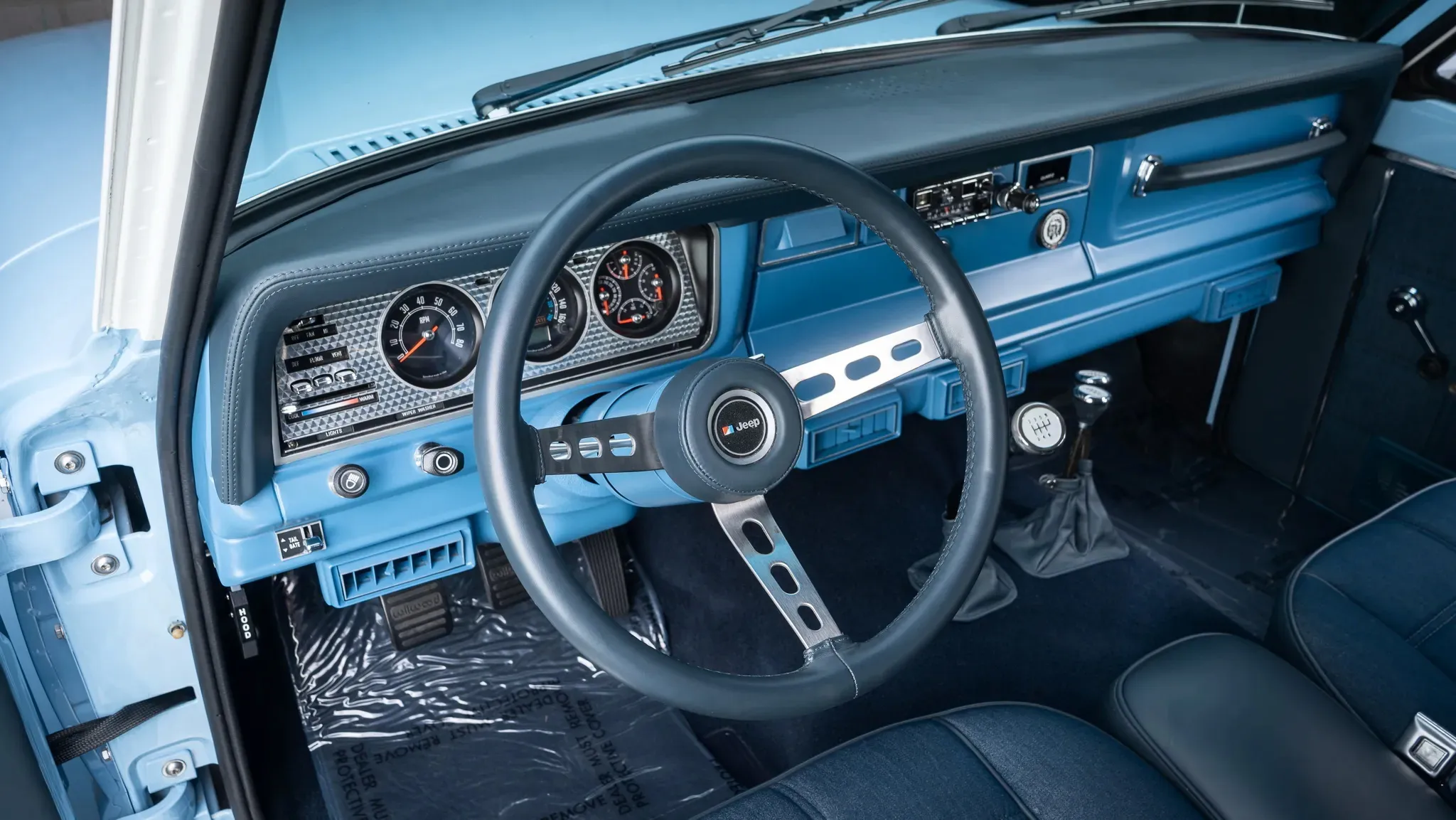 Это 1979 Jeep Cherokee Looks Stock, затем вы найдете V10 мощностью 825 л.с.