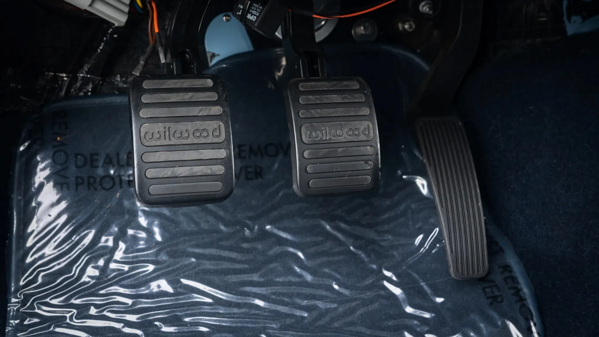 Это 1979 Jeep Cherokee Looks Stock, затем вы найдете V10 мощностью 825 л.с.