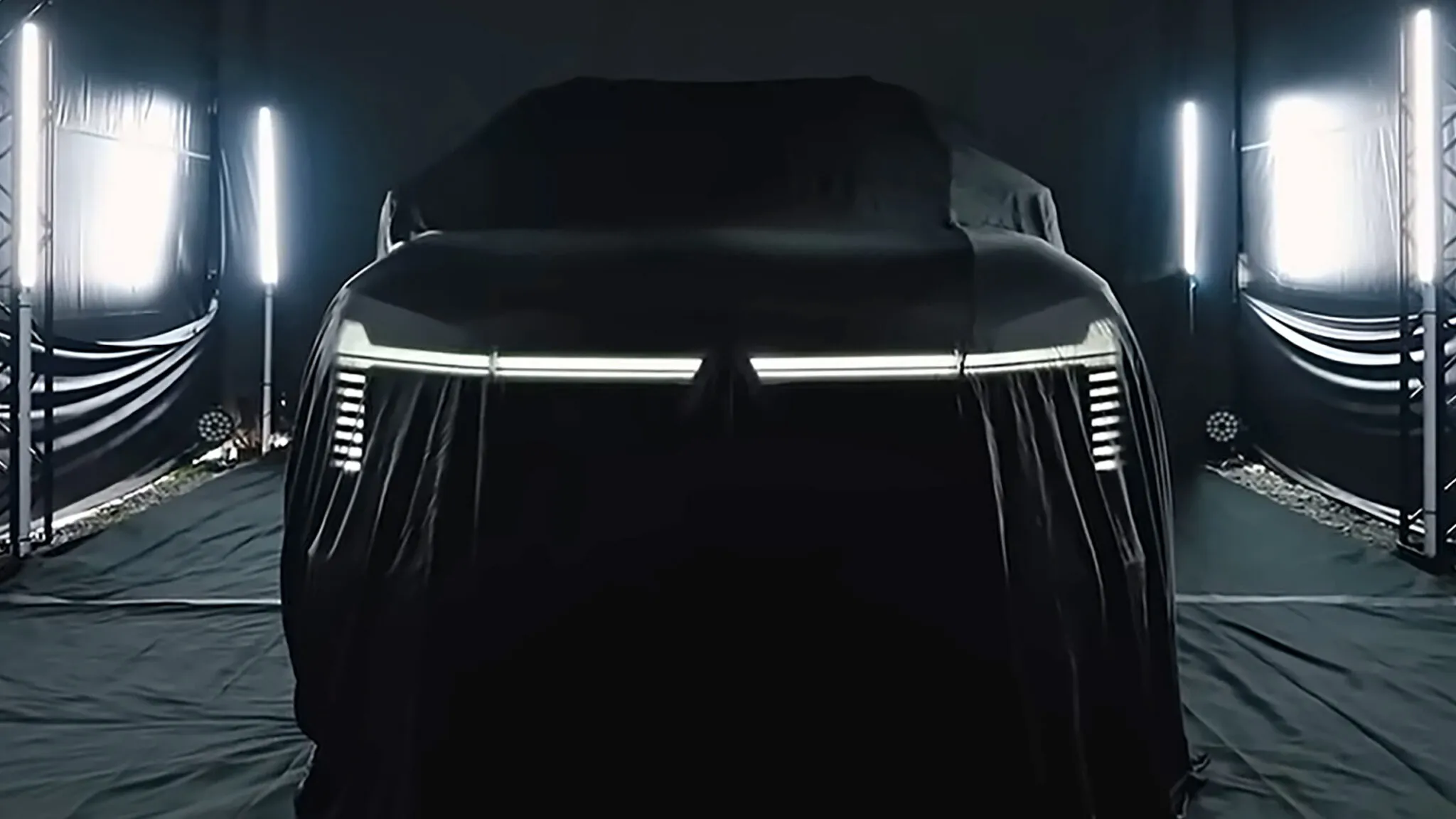 2027 Mitsubishi Pajero front teaser