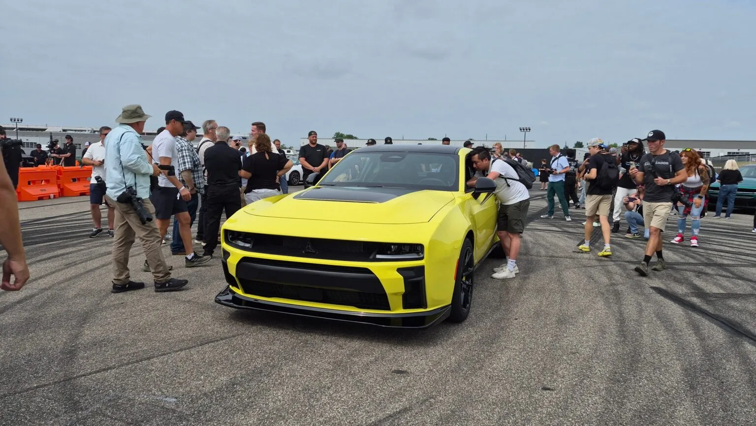 Dodge charger mk8 [ev/sixpack] (2024)
